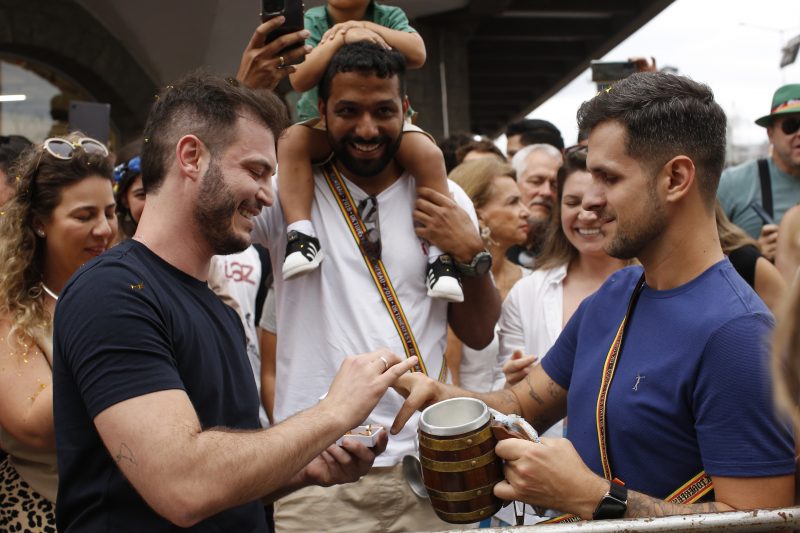 Pedido de casamento emociona público no desfile da Oktoberfest em Blumenau